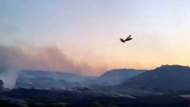 Sardegna, un vasto incendio minaccia la periferia della borgata La Corte (Sassari)