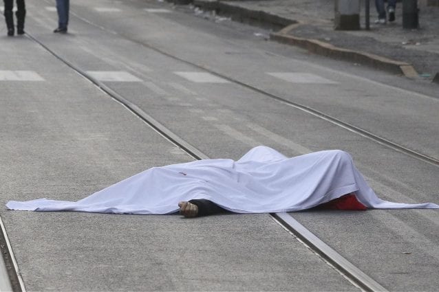 San Gennaro Vesuviano (Napoli), lancia la figlia di 16 mesi dal secondo piano e poi si getta anche il padre: la bimba è morto, lui è grave