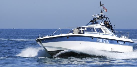 Fiumicino, barca in avaria rischia di schiantarsi contro la scogliere: diportista salvato dalla Polizia