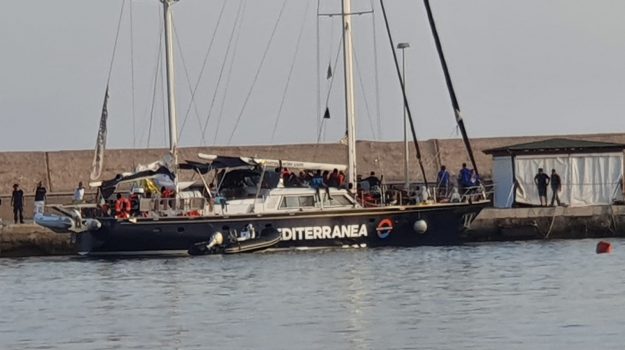 Lampedusa, la Finanza confisca la nave “Alex