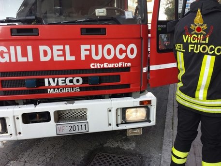 Apecchio (Pesaro), un vigile del fuoco in pensione salva una donna anziana e suo figlio