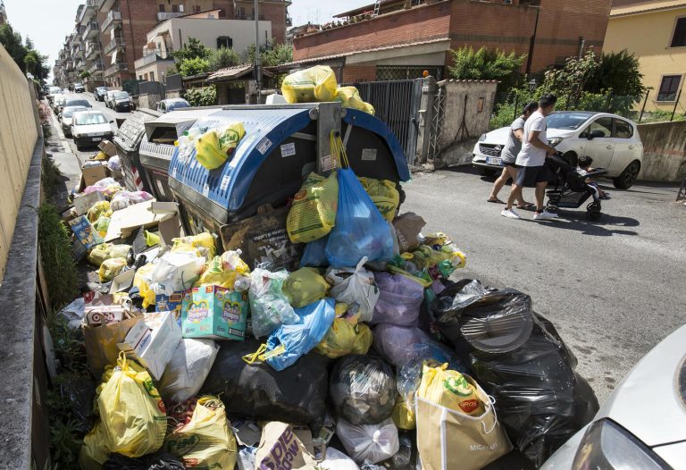 Emergenza rifiuti a Roma, “Sette giorni per ripulire la città”: il diktat della Regione Lazio all’Ama