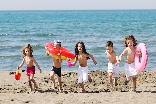 Vacanze: ecco i consigli utili per evitare ogni rischio di annegamento al mare e in piscina per i bambini