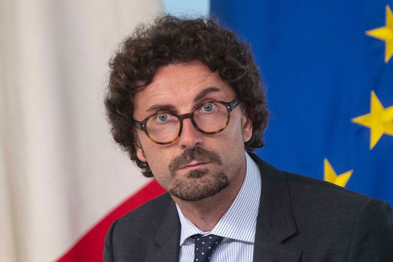 Autostrade, il ministro Toninelli ribadisce: “Revoca totale, non ci sono alternative”