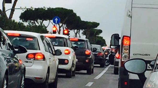 Traffico intenso sulle direttrici verso il litoralee spiagge prese d’assalto da romani e turisti