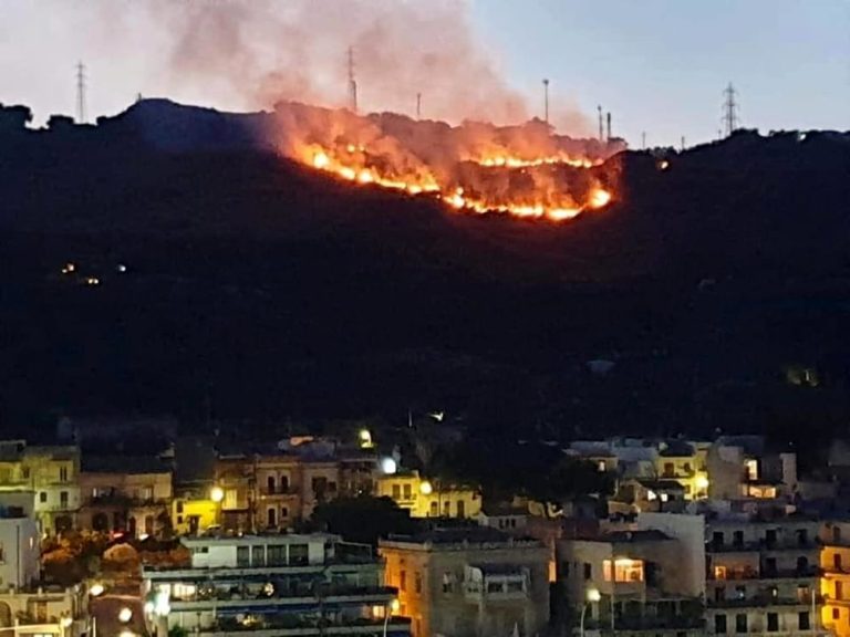 Vampolieri (Catania), incendio sulle colline: evacuate alcune abitazioni