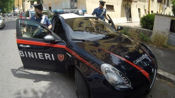 Roma, trovata morta in casa una donna di 59 anni ad Acilia. I Carabinieri cercano il compagno