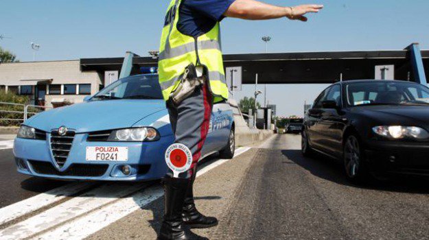 Frascineto (Cosenza), in autostrada contromano: patente ritirata per un uomo