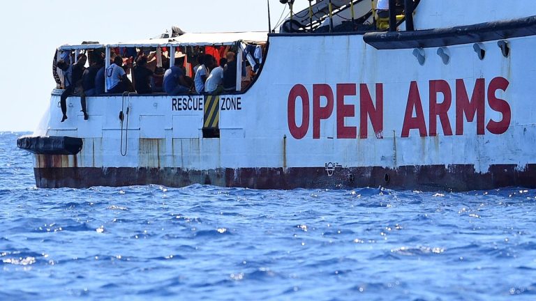 Lampedusa, alcuni migranti della nave Open Arms si sono gettati in mare