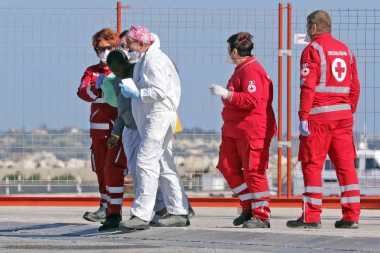 Migranti, parla il medico di Lampedusa Francesco Cascio: “Sono esausti, devono scendere dalla Open Arms”