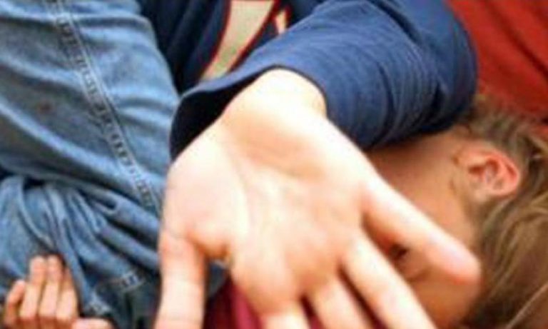 Catania, genitori picchiavano i loro tre figli: arrestati per maltrattamenti