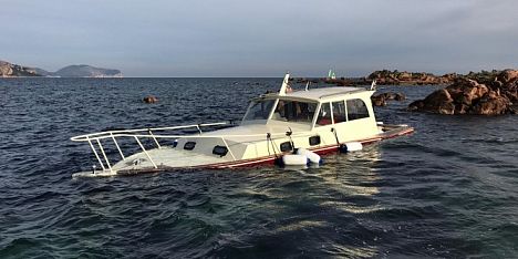 Olbia, barca di 14 metri incagliata a Tavolara: interviene la Guardia costiera