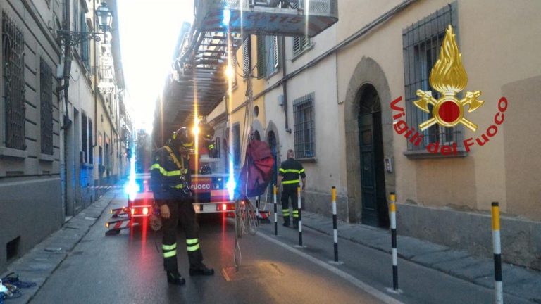 Firenze, caduti frammanti in strada dalla facciata rinascimentale di Palazzo Rucellai