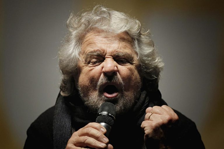 M5S, torna Beppe Grillo sul blog: “Dobbiamo fare dei cambiamenti e salvare il Paese”
