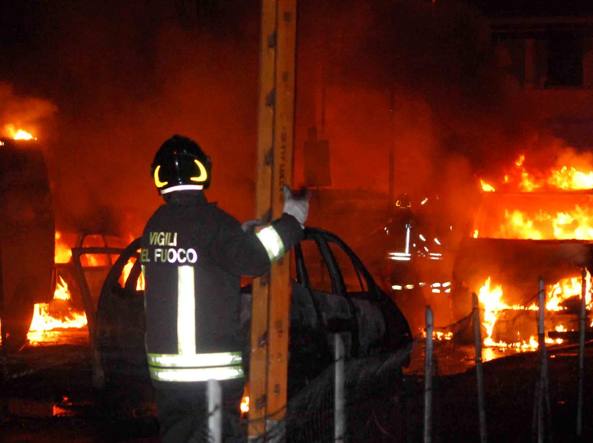 Vibo Valentia, un violento incendio minaccia il parco archeologico della città antica