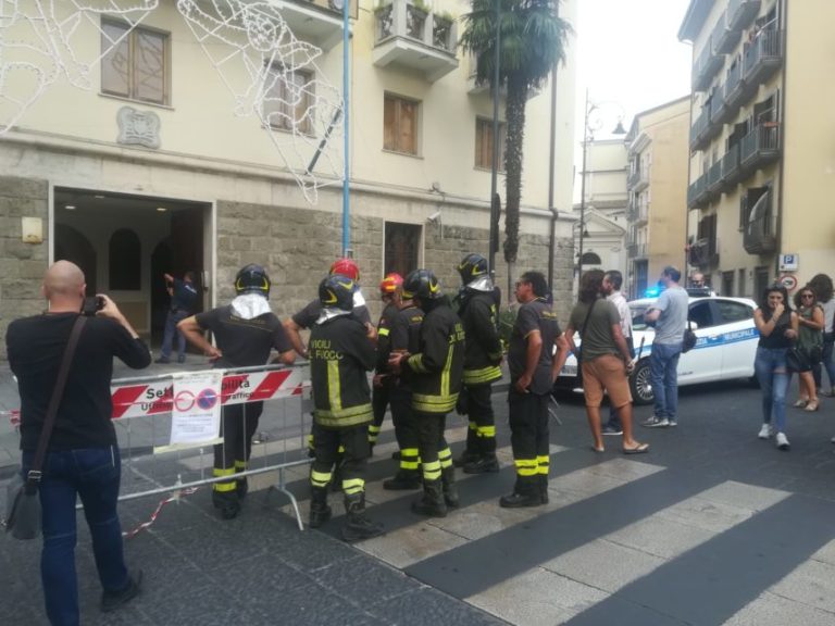 Avellino, attentato davanti al palazzo Vescovile: ferite tre persone