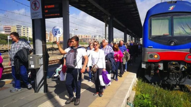 Cataste di bagagli invadono i convogli dei pendolari