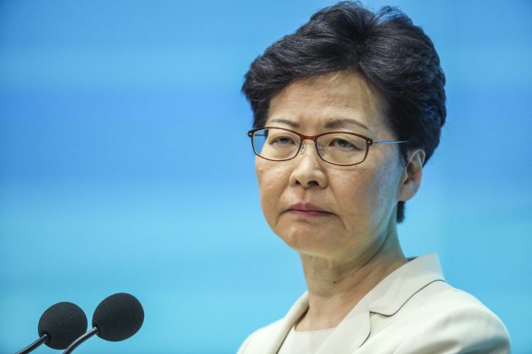 Hong Kong, la governatrice Carrie Lam cerca di negoziare con i rappresentati della protesta che non cedono