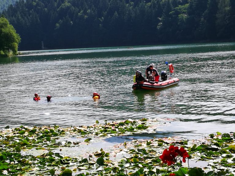 Valsugana (Trentino), due anziani in auto finisco nel lago do Canzolino: morti entrambi