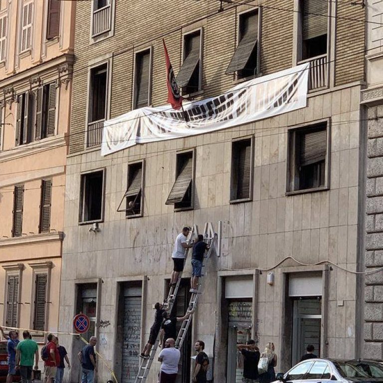 Roma, rimossa la scritta “Casapound” dal palazzo occupato in via Napoleone III