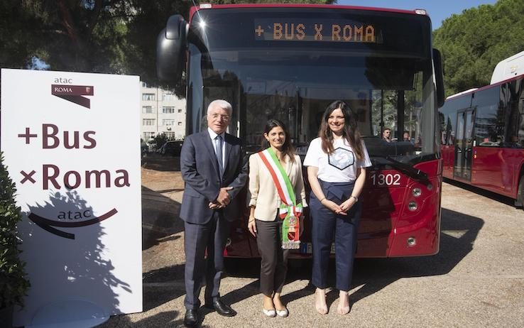 Consegnati dalla Raggi 10 nuovi bus per servire il quartiere di Corviale