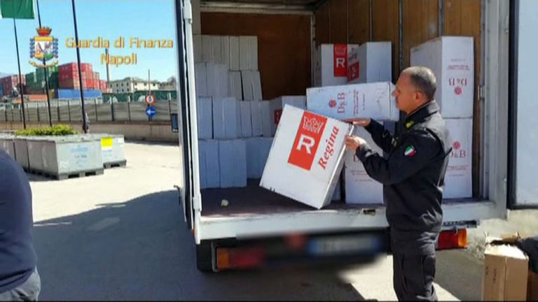 Napoli, in manette contrabbandiere di sigarette: sequestrate 4 tonnellate di “bionde”