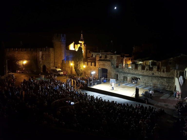 Giobbe Covatta incanta una Piazza Santa Maria gremita in ogni angolo