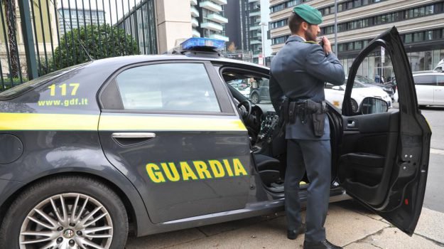 Villa San Giovanni (Reggio Calabria), invece di stare in ufficio impiegato ‘pizzicato’ in piscina: arrestato