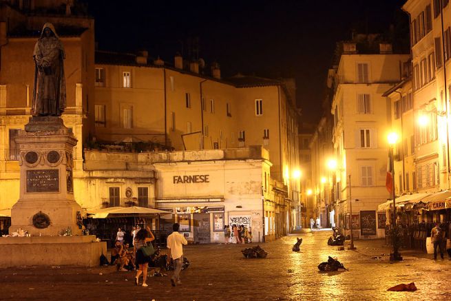 Roma, quindicenne italo-tedesca ha denunciato di aver subito una violenza sessuale in piazza Campo de’ Fiori
