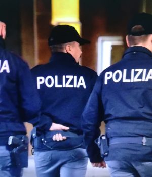 Napoli, accoltellato un 18enne nel quartiere Scampia