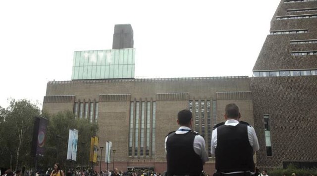 Londra, bimbo di 6 anni muore cadendo dalla terrazza panoramica della Tate Modern Gallery. Arrestato un 17enne