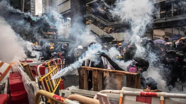 Hong Kong, raffica di arresti della polizia: 65 persone in manette tra i manifestanti