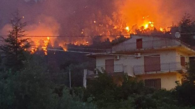 Palermo, notte di roghi in 12 comuni: evacuate 20 abitazioni
