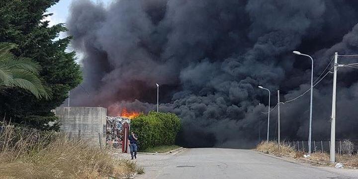 Battipaglia (Salerno), fiamme in un’azienda di stoccaggio di rifiuti speciali