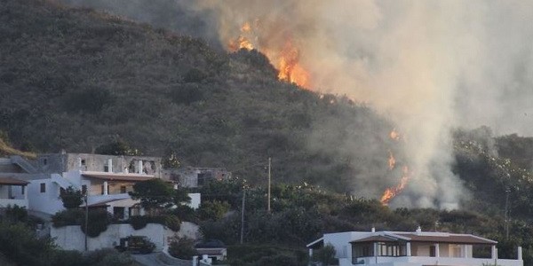 Lipari, un incendio minaccia alcune abitazione nella zona turistica di Acquacalda