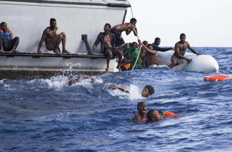 Migranti, nuovo tragico naufragio a largo della Libia: decine le vittime, 60 i sopravvissuti