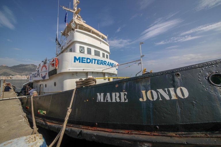 Migranti, la nave Mare jonio ne salva cento di cui 22 bambini al largo della Libia