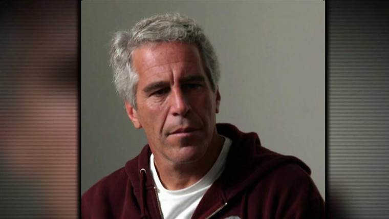 Usa, nuovi agghiaccianti dettagli sul caso Epstein: un anno ebbe come ‘regalo’ tre ragazzine di 12 anni