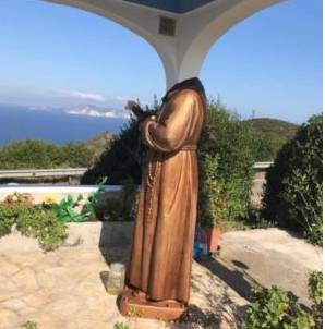 Ponza, atto vandalico contro Padre Pio: ignoti decapitano la statua a lui dedicata