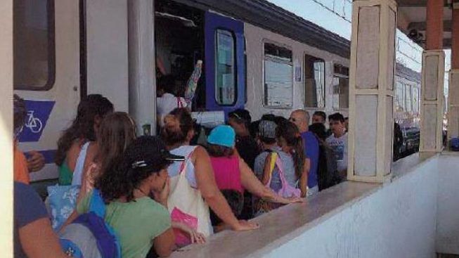 Corse ridotte, afa e treni affollati: l’ira dei pendolari