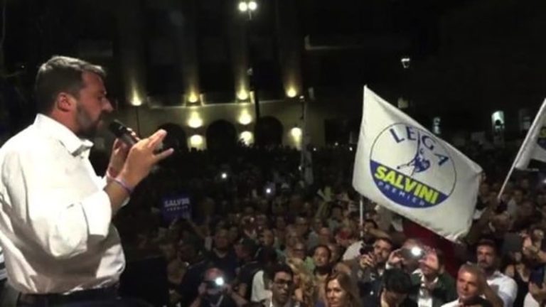 Crisi di governo, Salvini: Se si vota a ottobre c’è tempo per fare la flat tax”. Il vicepremier contestato a Siracusa