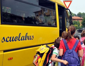 Scuolabus senza targa: a denunciarlo il consigliere Trani