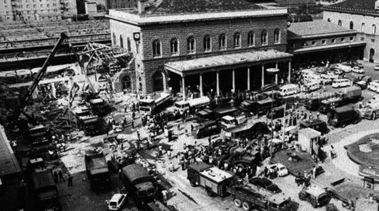 Bologna, il Capo dello Stato ricorda la strage alla stazione: “Rimangono ancora zone d’ombra”