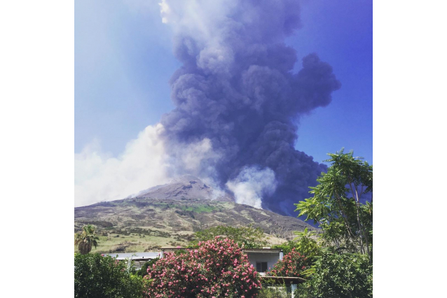 Stromboli, pioggia di cenere sull’isola dopo le due nuove esplosioni del vulcano