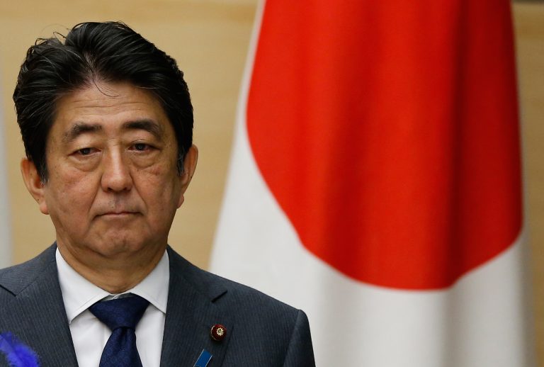 Giappone, il premier Shinzo Abe esorta Seul a mantenere lo scambio di intelligence