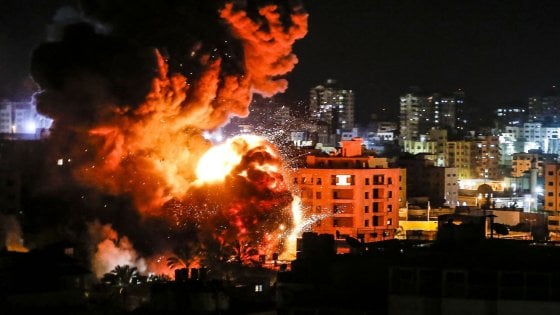 Gaza, aerei israeliani hanno bombardato 15 obiettivi di Hamas