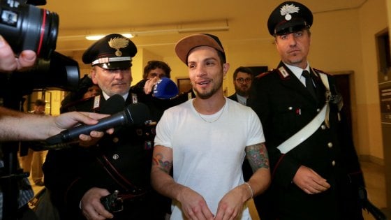 Milano, il cantante Marco Carta chiede il rito abbreviato per la vicenda del furto di magliette alla Rinascente