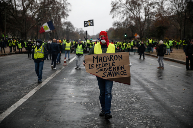 Parigi, corteo dei gilet gialli anche per il clima