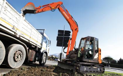 Melfi (Potenza), finisce in una scarpata con l’escavatore: muore un 54nne