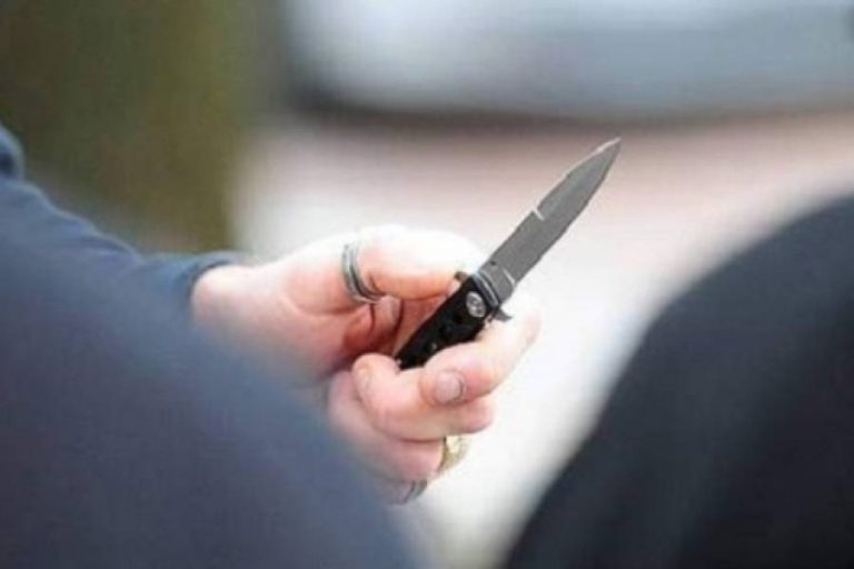 Armato di coltello aggredisce anche una pattuglia di polizia, arrestato